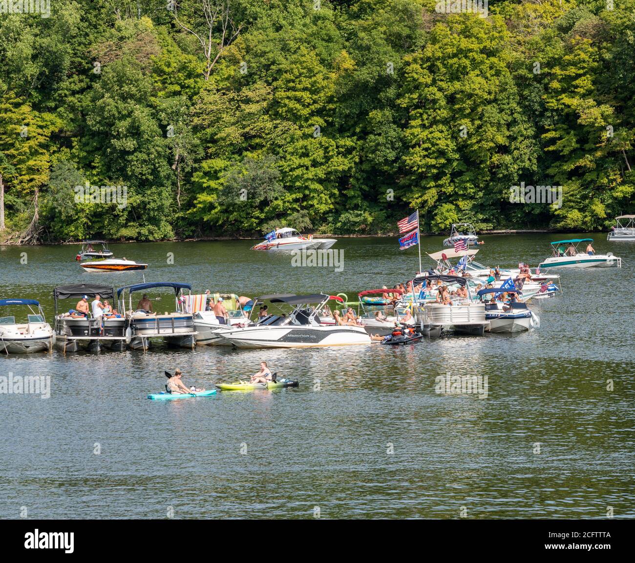 Morgantown, WV - 7 settembre 2020: Festa dei sostenitori di Trump sul lago Cheat per celebrare la Festa del lavoro in grande gruppo Foto Stock