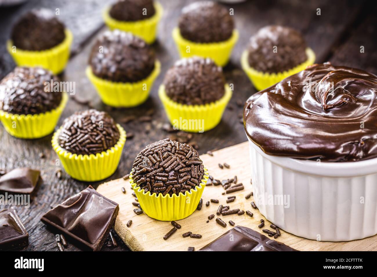 brigida brigida al tartufo al cioccolato brasiliano su tavolo di legno. Dolce tipico delle feste per bambini Foto Stock