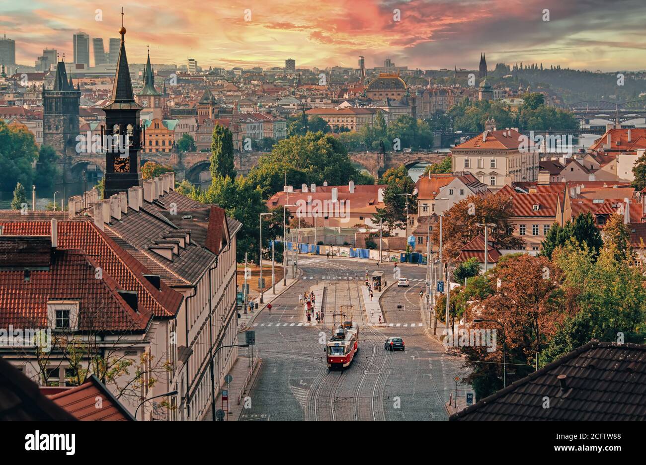 Tram d'epoca di Praga nel centro della città. Binari del tram acciottolato. La rete tranviaria di Praga è la terza più grande al mondo. Foto Stock