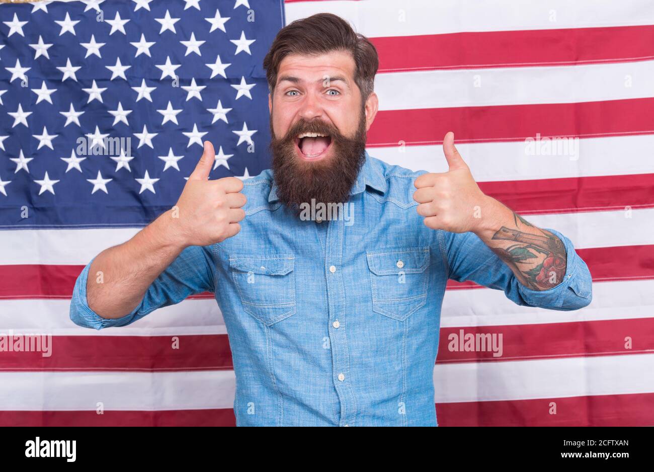 la libertà è la migliore. 4 luglio giorno dell'indipendenza; l'uomo sopportato celebra la libertà. Educazione patriottica. Sistema legale in America. Uomo d'affari alla bandiera americana. Avanti. Giorno dell'indipendenza festivo pubblico. Foto Stock