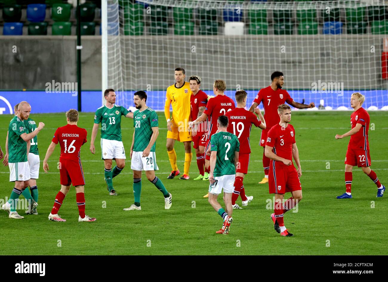 I giocatori dell'Irlanda del Nord e della Norvegia si scontrano alla fine della UEFA Nations League Group 1, League B match a Windsor Park, Belfast. Foto Stock