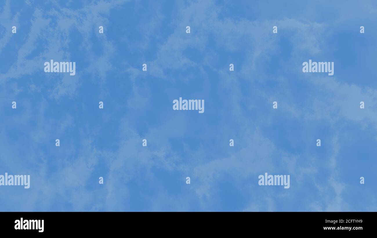 Cielo blu con sfondo panorama irregolare, foto tonata Foto Stock