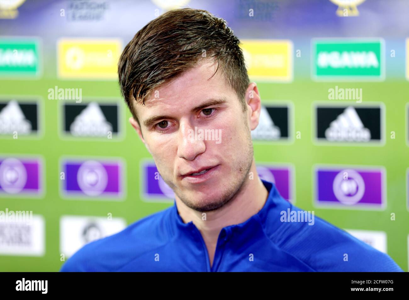 Paddy McNair dell'Irlanda del Nord parla alla stampa dopo la partita della UEFA Nations League Group 1, League B a Windsor Park, Belfast. Foto Stock