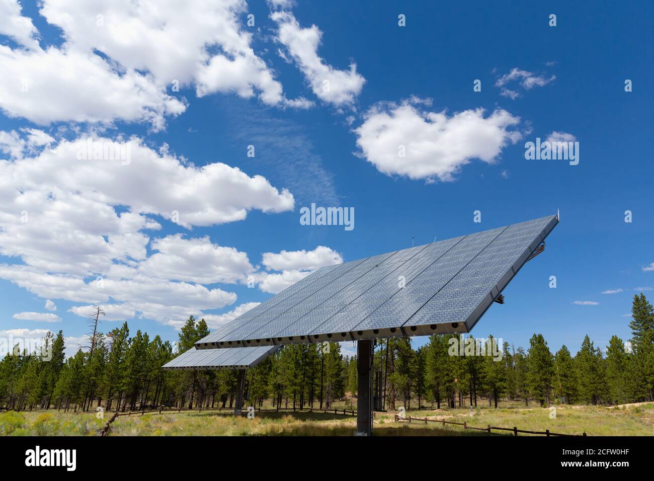 Grandi pannelli solari che producono energia verde al Bryce Canyon National Park, Utah, USA Foto Stock
