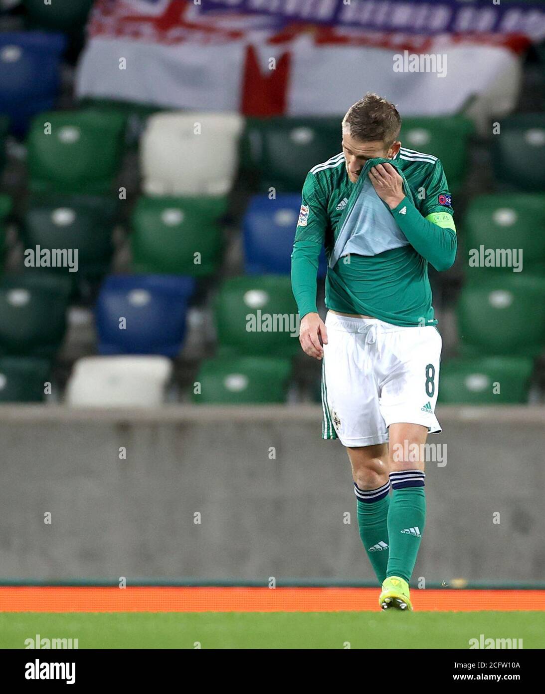 Steven Davis dell'Irlanda del Nord appare sfortunato durante la partita della UEFA Nations League Group 1, League B a Windsor Park, Belfast. Foto Stock