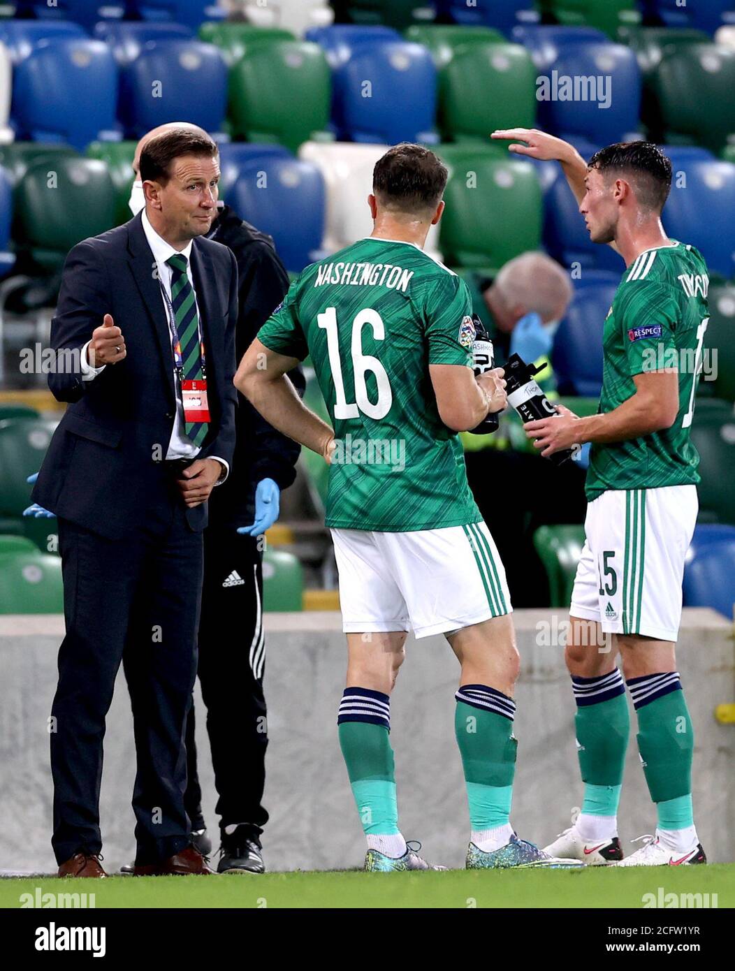 Il manager dell'Irlanda del Nord Ian Baraclough (a sinistra) parla con Conor Washington (al centro) e Jordan Thompson durante la UEFA Nations League Group 1, League B match a Windsor Park, Belfast. Foto Stock