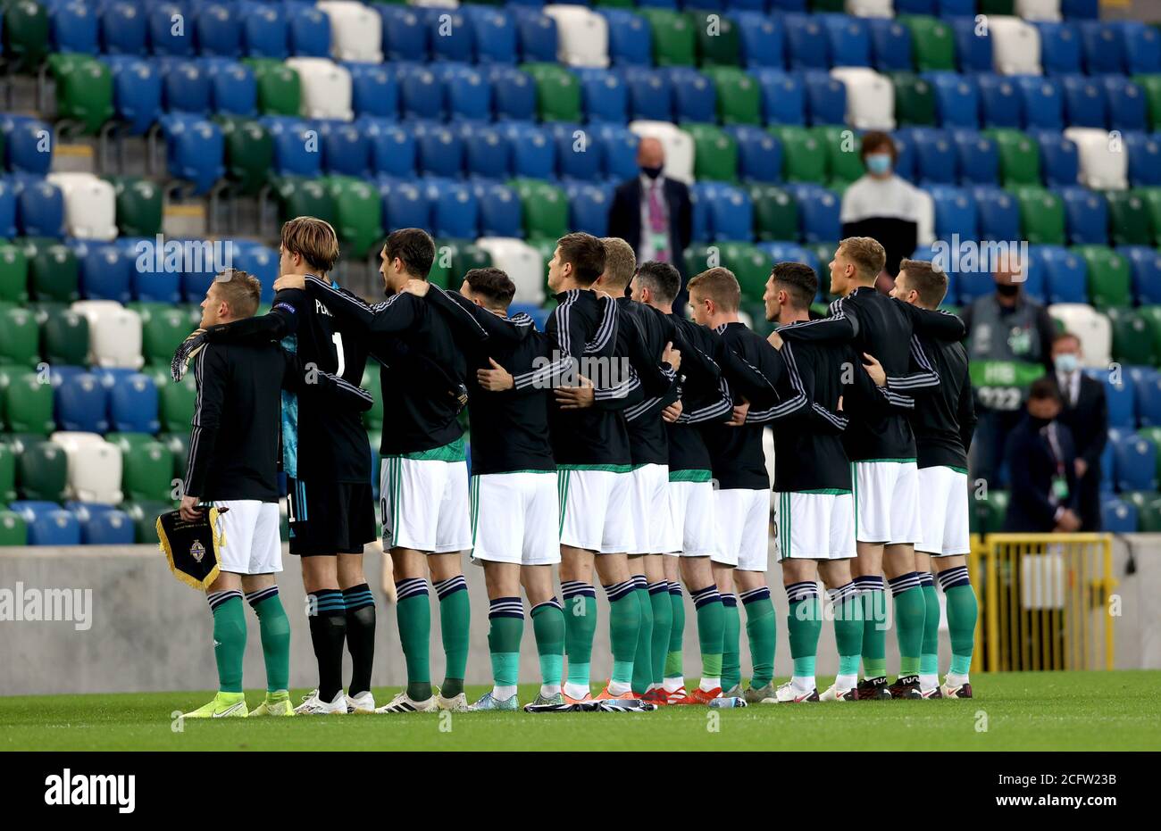 I giocatori dell'Irlanda del Nord cantano l'inno nazionale su stand vuoti prima dell'inizio della UEFA Nations League Group 1, partita di campionato B al Windsor Park, Belfast. Foto Stock