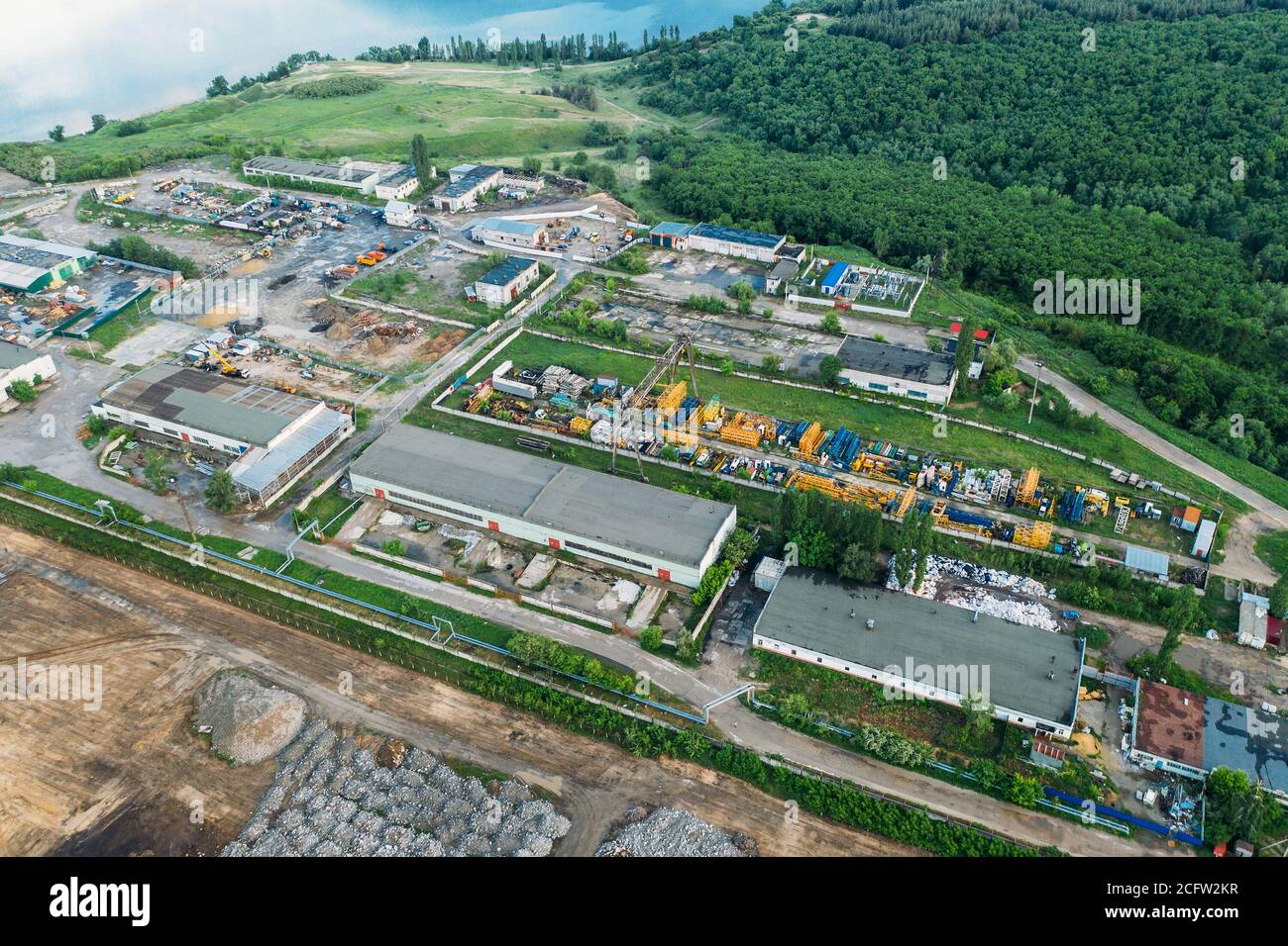 Vista aerea dell'area industriale suburbana o della zona con edifici industriali e attrezzature tecnologiche dall'alto, vista aerea. Foto Stock