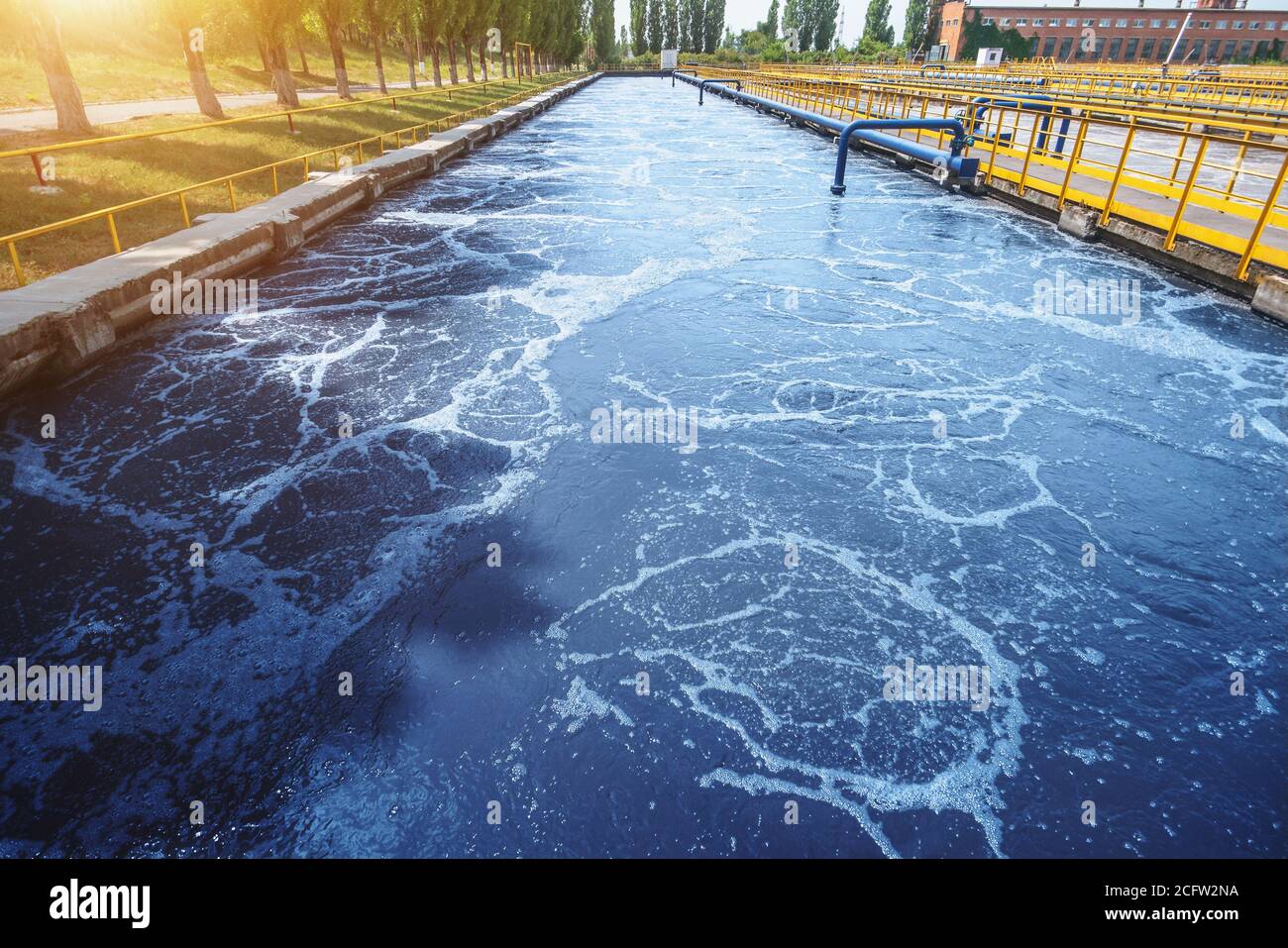 Vasca di trattamento dell'acqua nella moderna fabbrica di acque reflue, pulizia e filtrazione prima di scarico al fiume. Foto Stock