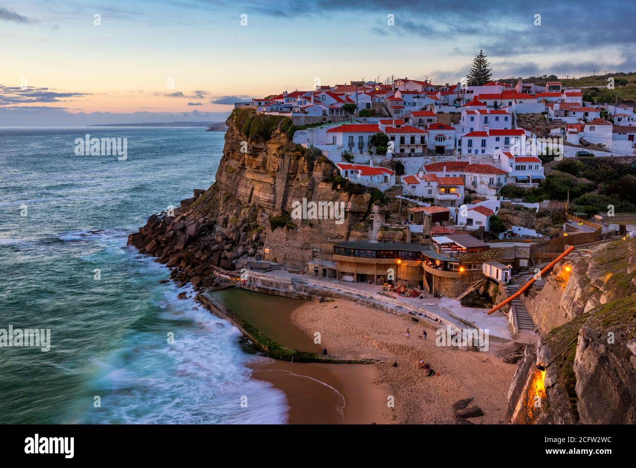 Azenhas do Mar è una città balneare (quartiere residenziale) del comune di Sintra, Portogallo. Vicino a Lisboa, Por Foto Stock