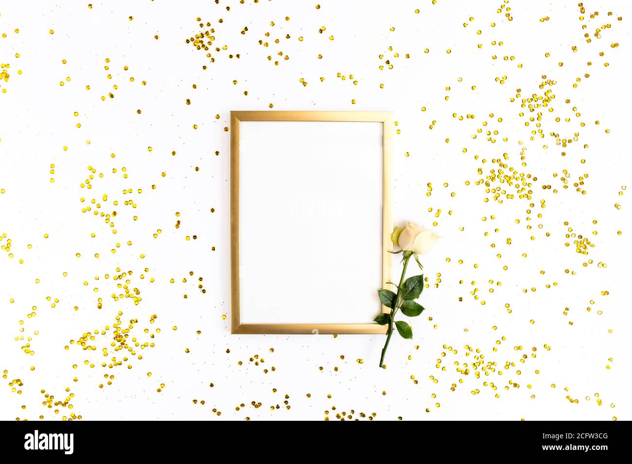Cornice fotografica mock up con spazio per il testo, confetti dorati su sfondo bianco. Lay Flat, vista dall'alto. Lo sfondo minimo di San Valentino. Foto Stock