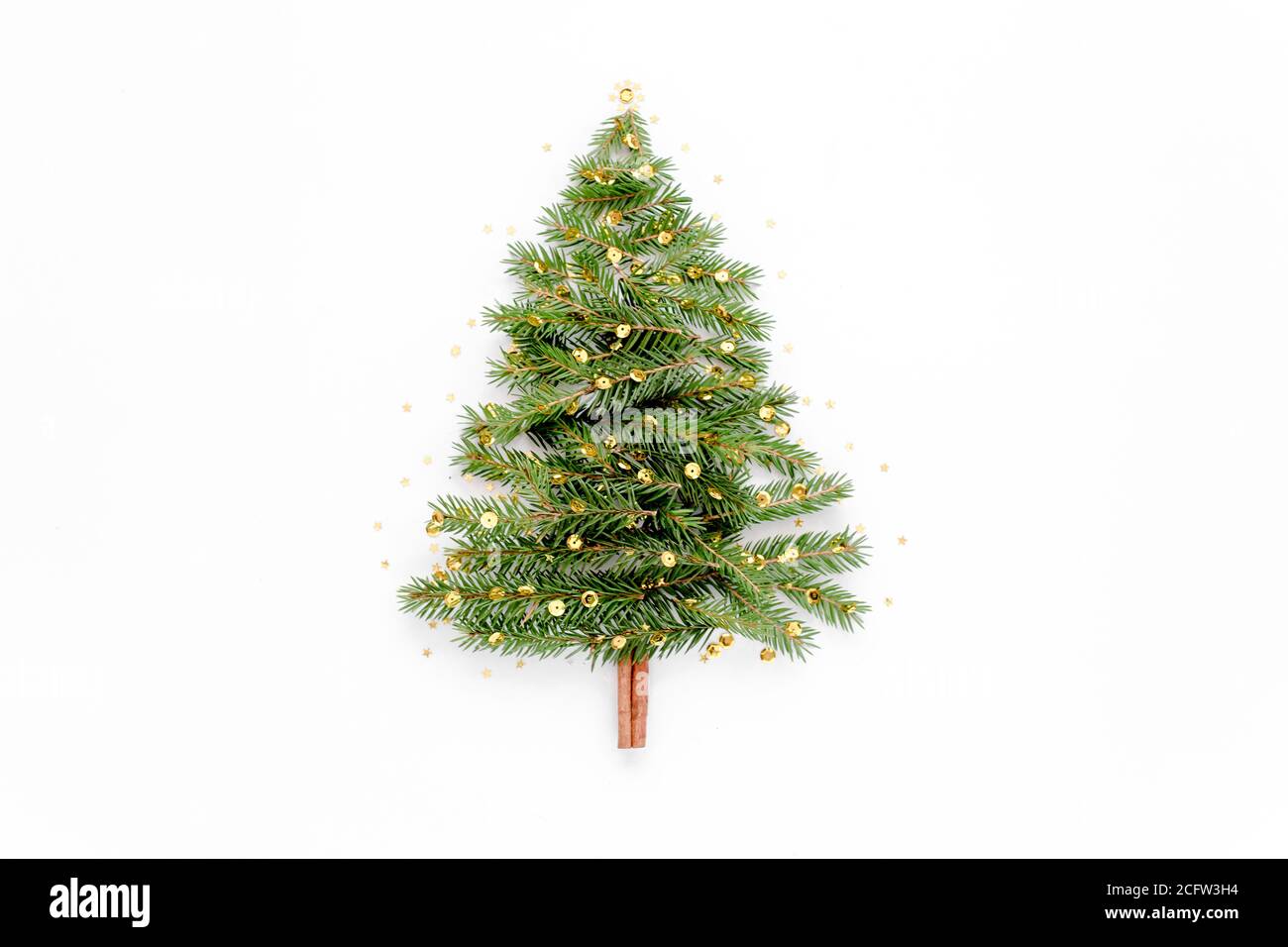 Mini albero di Natale fatto di ramo di abete su sfondo bianco. Capodanno, concetto di vacanza. Disposizione piatta, vista dall'alto Foto Stock