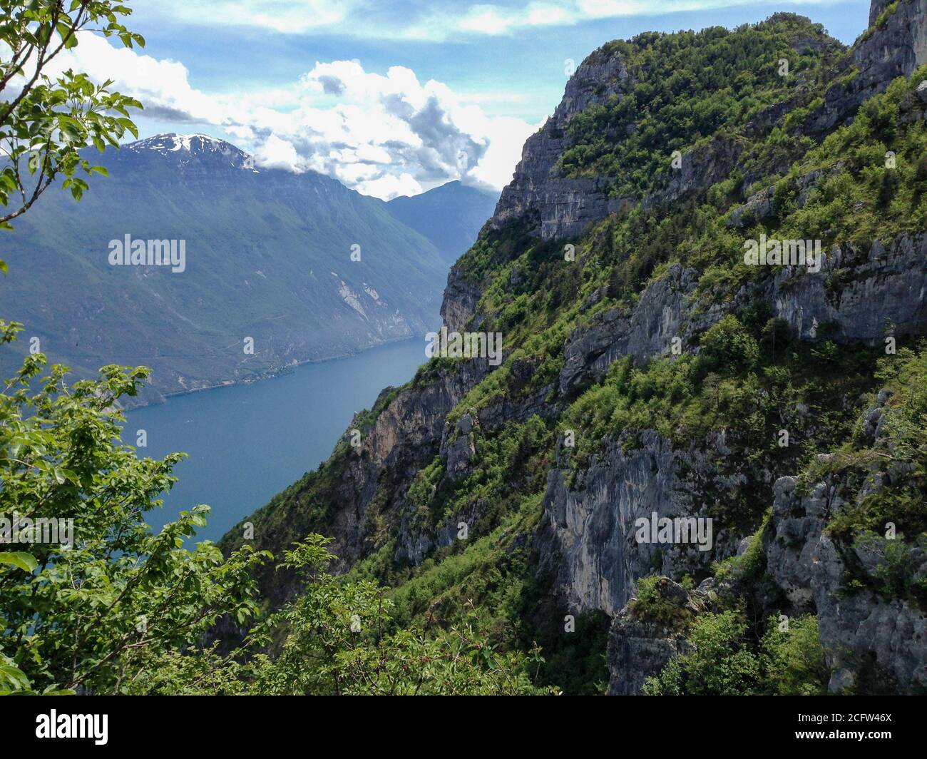 Vista panoramica sulla Riva del garda dalla vetta della montagna cima d'oro e il lago di garda nel nord italia Foto Stock