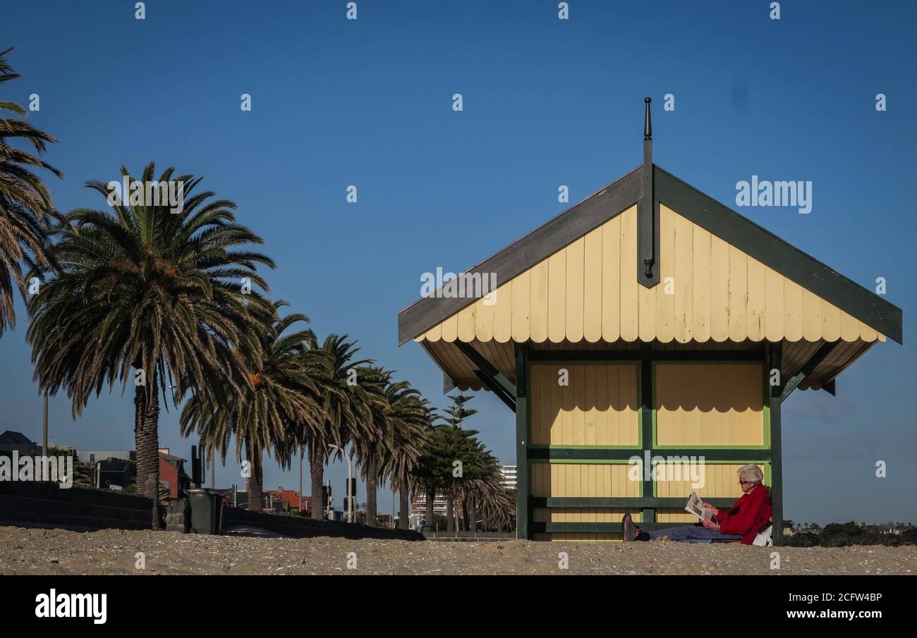 Lettura sulla spiaggia. Rilassarsi con un buon libro sul mare. Foto Stock