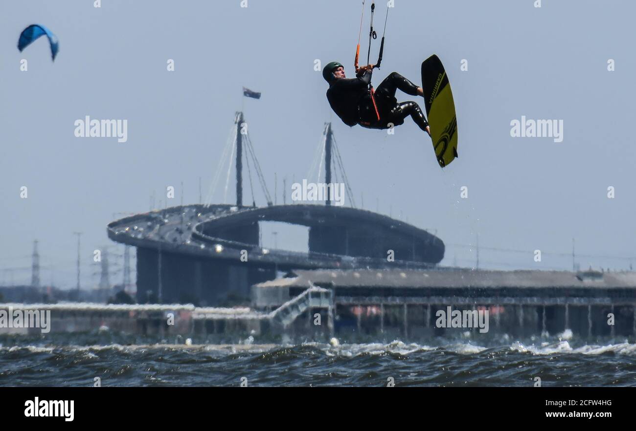 Melbourne Australia. Scene di vita quotidiana a Melbourne Australia. Kiteboarding a Port Phillip Bay St Kilda. Foto Stock