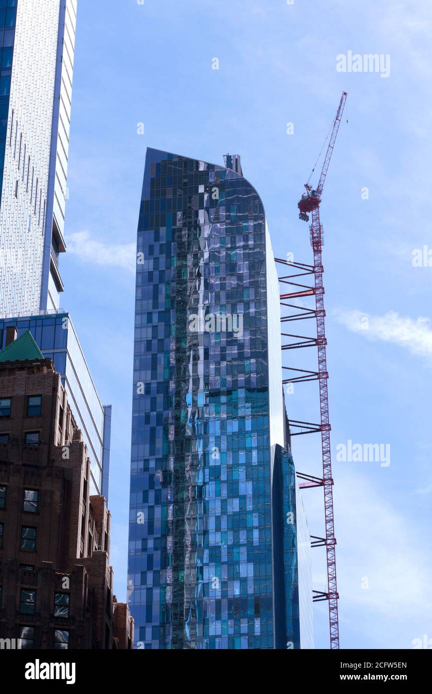 Gru sulla cima del grattacielo superalto chiamato one57 al 157 West 57th Street a Manhattan, un edificio condominio residenziale misto e Park Hyatt Hotel Foto Stock
