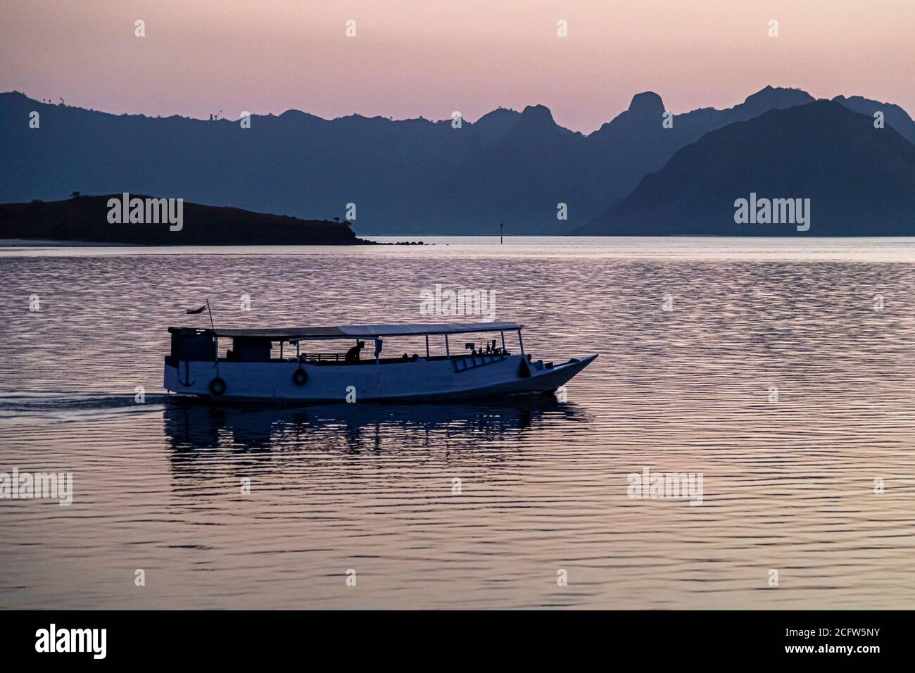 Serata con tramonto sull'oceano presso la crociera Fire and Dragons del vero Nord, Isole Sunda, Indonesia Foto Stock