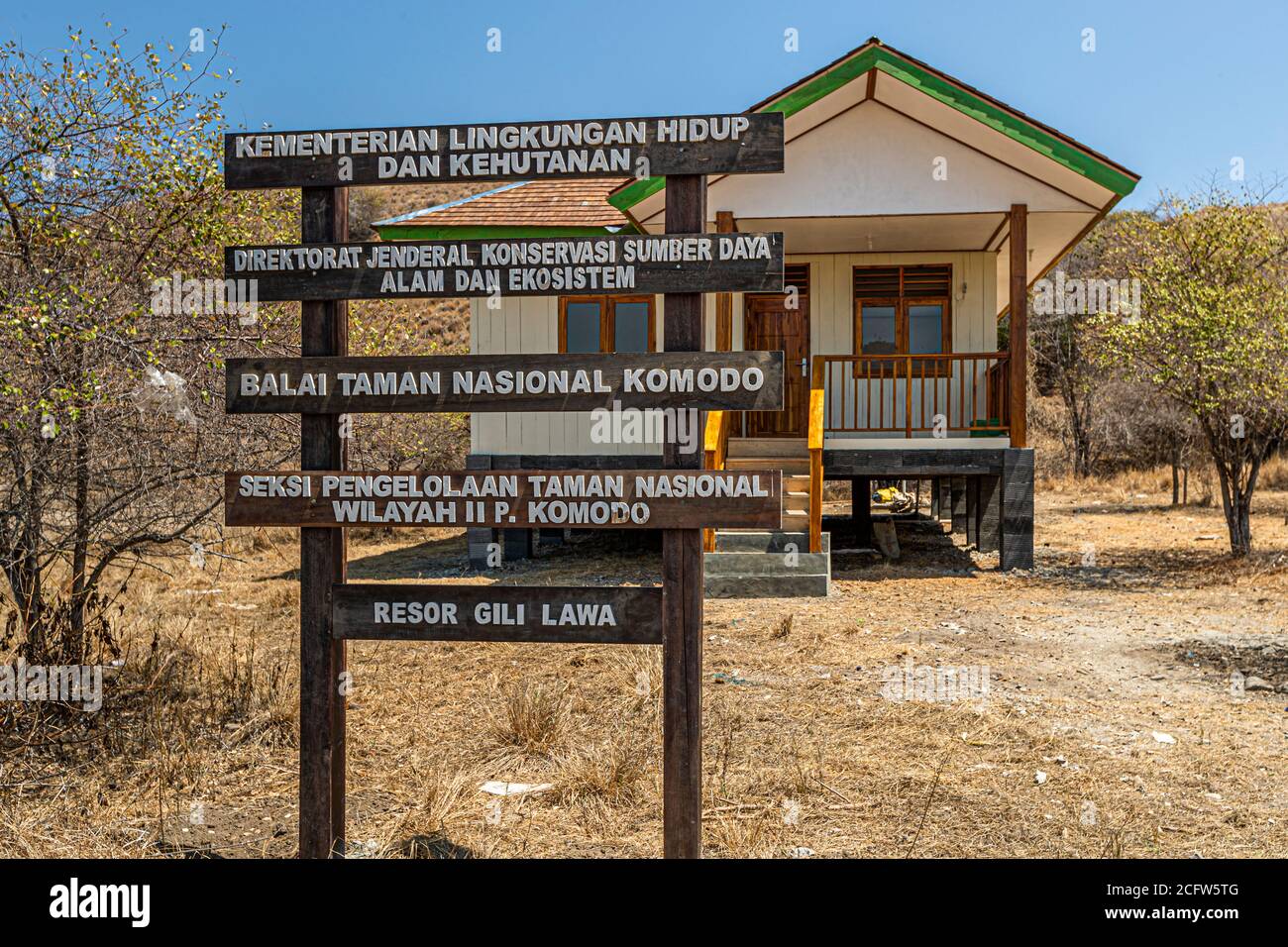 Edificio amministrativo sulla piccola isola indonesiana di Komodo. Crociera con fuoco e draghi del vero Nord, Isole Sunda, Indonesia Foto Stock