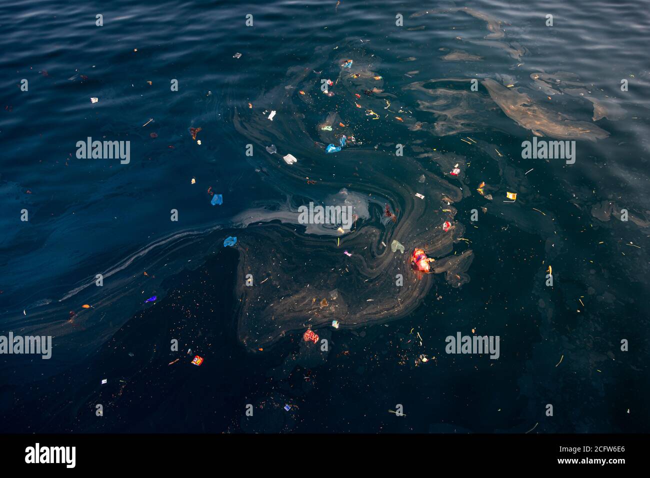 Acque inquinate nell'Oceano Pacifico, Isole Sunda, Indonesia Foto Stock