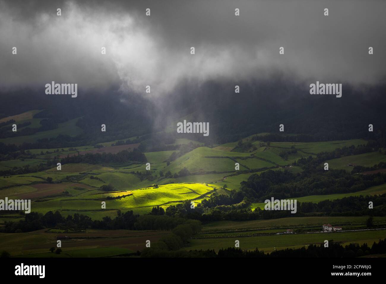 Veduta aerea panoramica di Povoacao a Sao Miguel, Isole Azzorre. Povoacao è un comune situato nell'angolo sud-orientale dell'isola di Sao mi Foto Stock