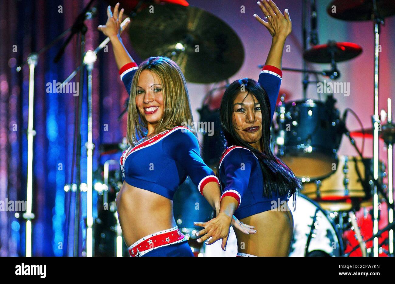 New England Patriot Cheerleaders Kristin Gauvin (sinistra) e Elizabeth Harlow loro brioso routine per militari e delle loro famiglie durante l'uso (Regno organizzazione del servizio) Funzionamento saluti della stagione tour a Ramstein Air Base (AB), Germania. Foto Stock