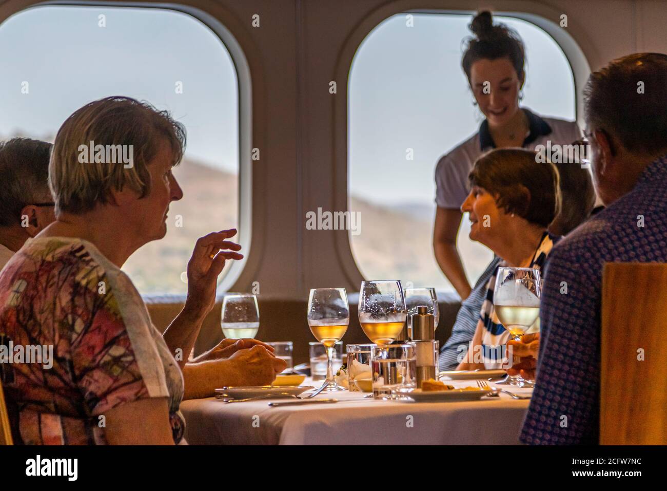 Pranzo sul fuoco e crociera draghi del vero Nord, Isole Sunda, Indonesia Foto Stock