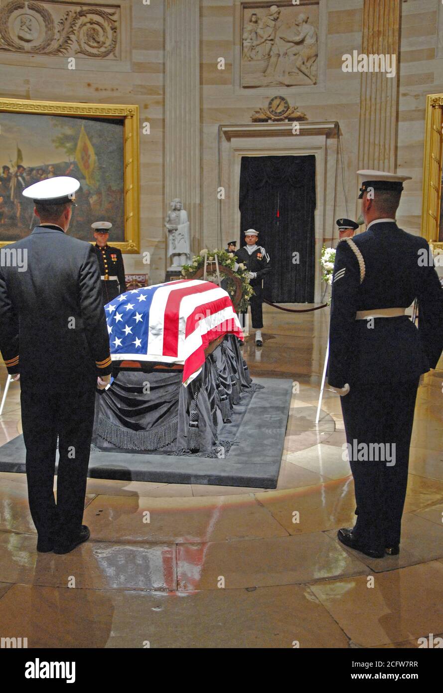 Militare congiunta guardie cerimoniali guarda oltre lo scrigno dell ex Presidente Gerald Ford come si trova nel Capitol Rotunda a Washington D.C., il 1 gennaio, 2007. Il personale DoD stanno contribuendo ad onorare la Ford, la trentottesima presidente degli Stati Uniti, scomparso il dicembre 26th. Dopo i funerali di stato nel Capitol Rotunda e un servizio funebre presso la Cattedrale Nazionale di Washington, Ford rimane sarà volato a Michigan per la sepoltura. Foto Stock