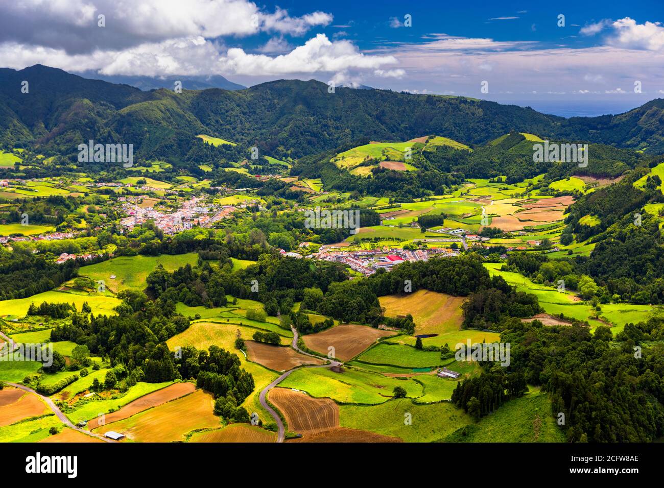 Vista aerea di Lagoa das Furnas situato sull'isola Azorea di Sao Miguel, Azzorre, Portogallo. Lago Furnas (Lagoa das Furnas) su Sao Miguel, Azzorre, P. Foto Stock