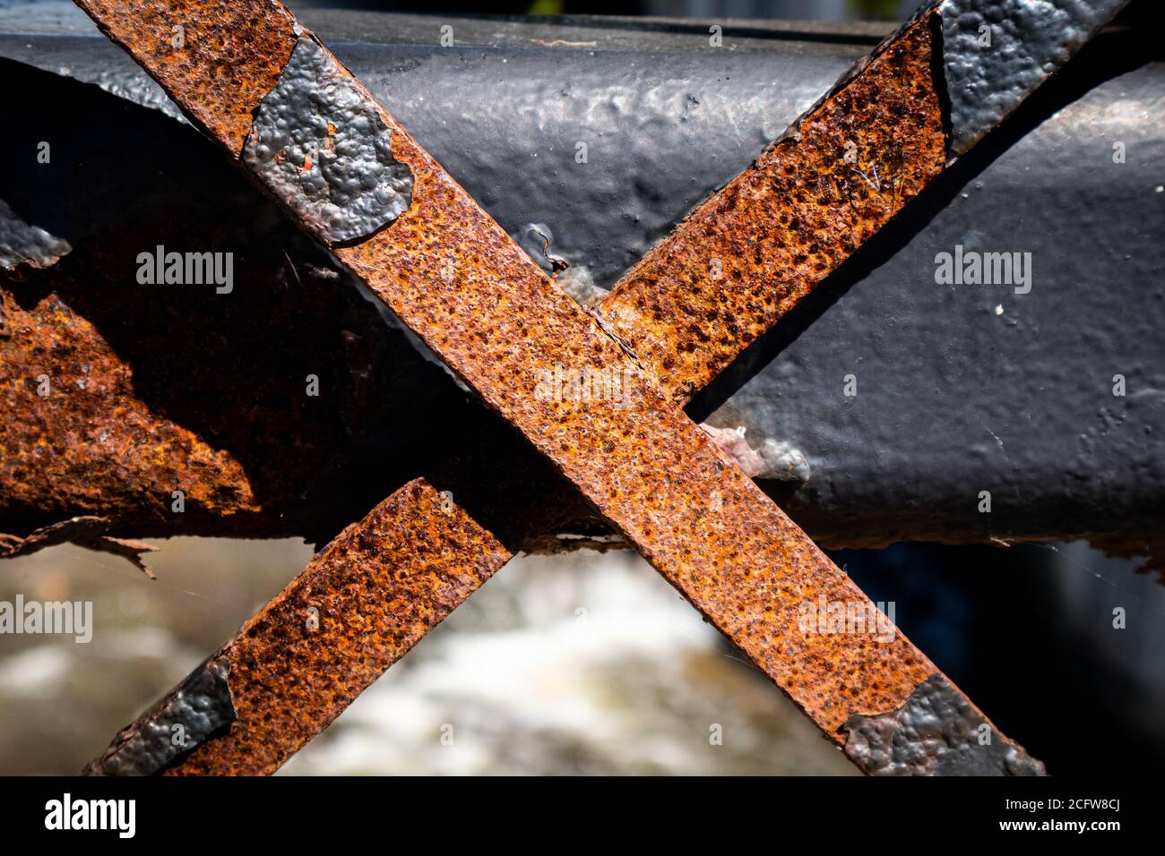 Primo piano della forma a "x" nella vecchia recinzione metallica Foto Stock