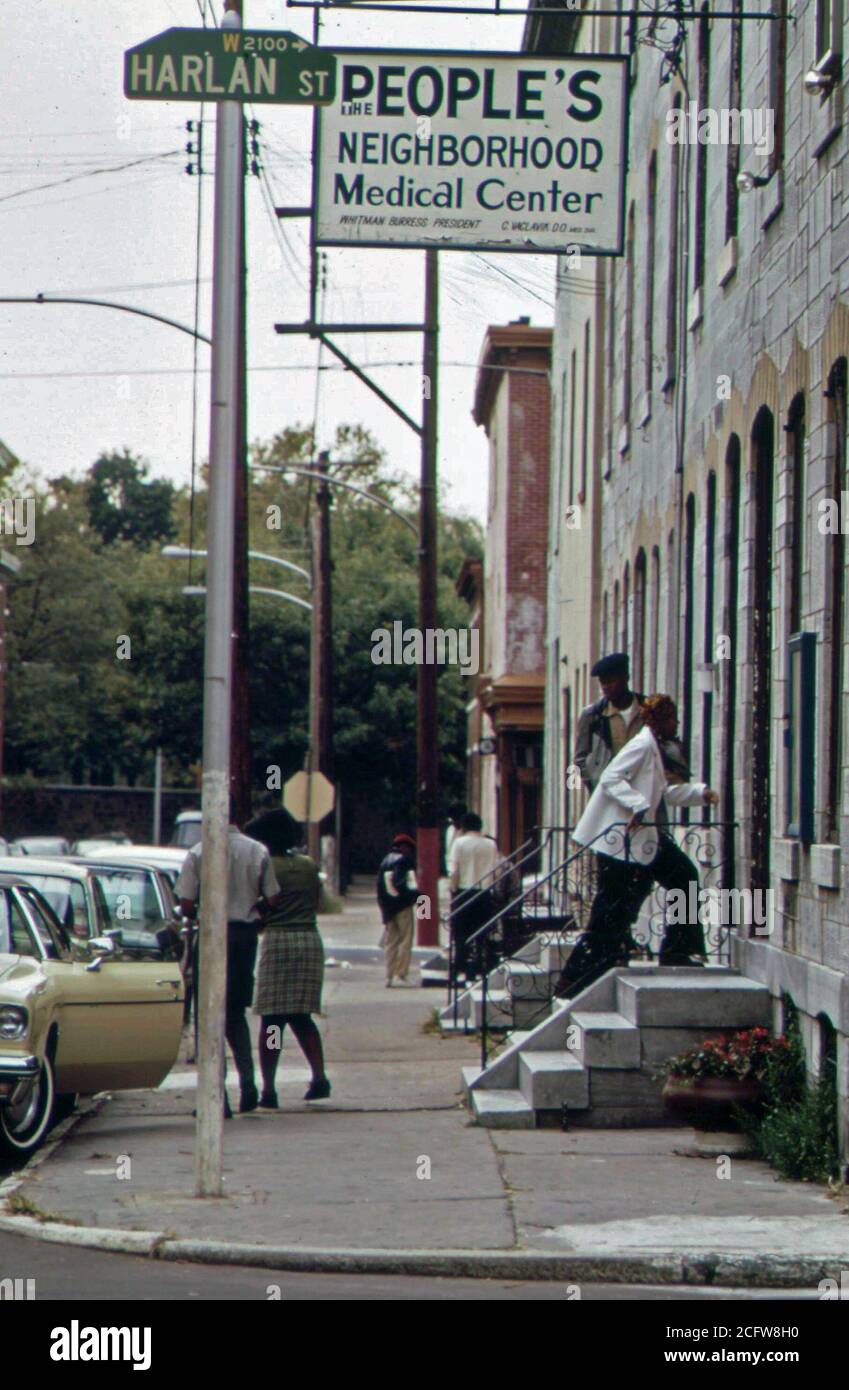 L uomo e la donna in piedi la gente del quartiere Medical Center in North Philadelphia nel 1973. Foto Stock