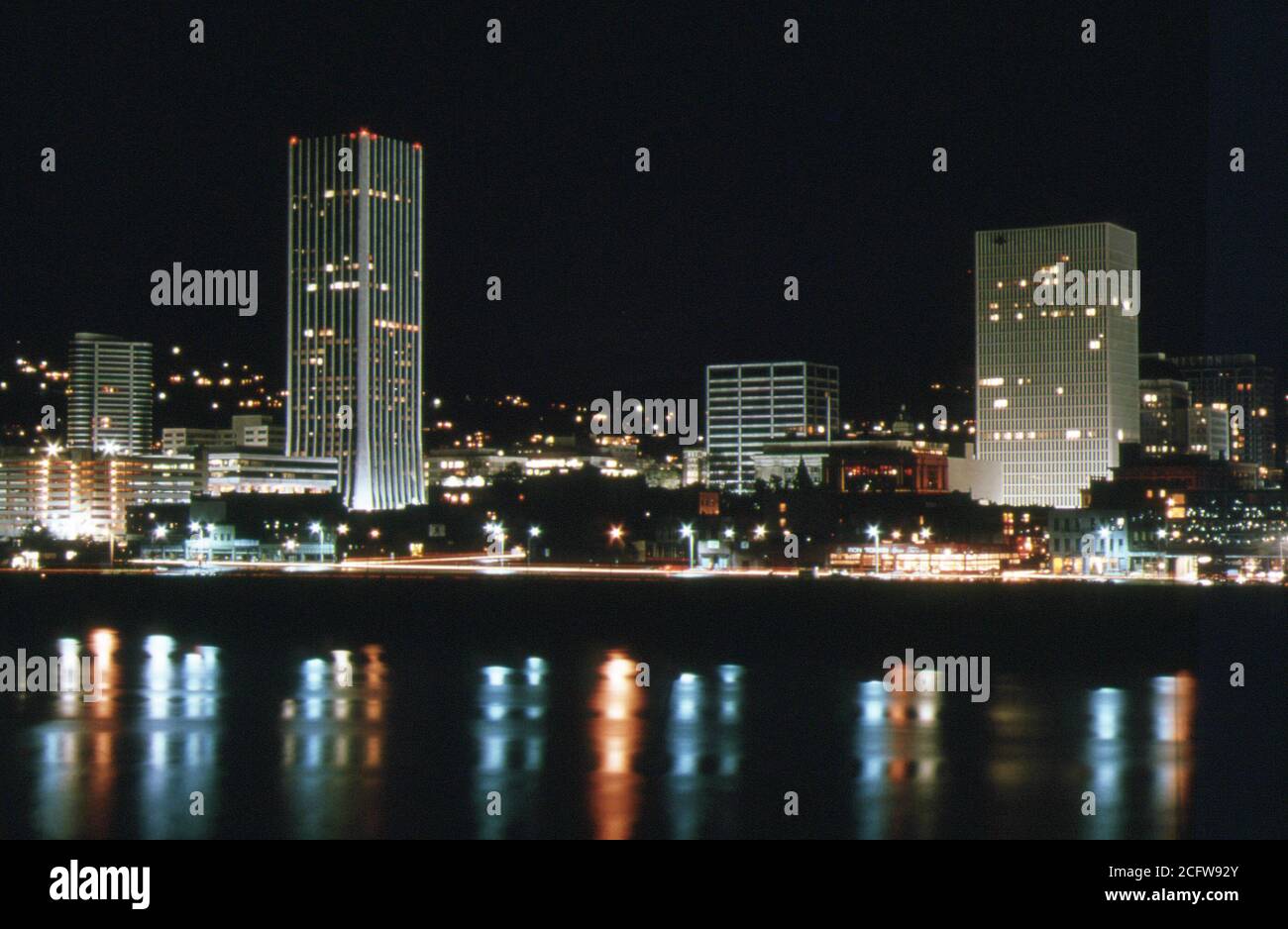 Downtown Area di nucleo di Portland, dopo 7 P.M. il 2 novembre 1973, durante lo stato di crisi energetica con pochi commerciali e di illuminazione al neon Visualizza. Questa foto Guarda verso ovest con il fiume Willamette in primo piano 11/1973 Foto Stock