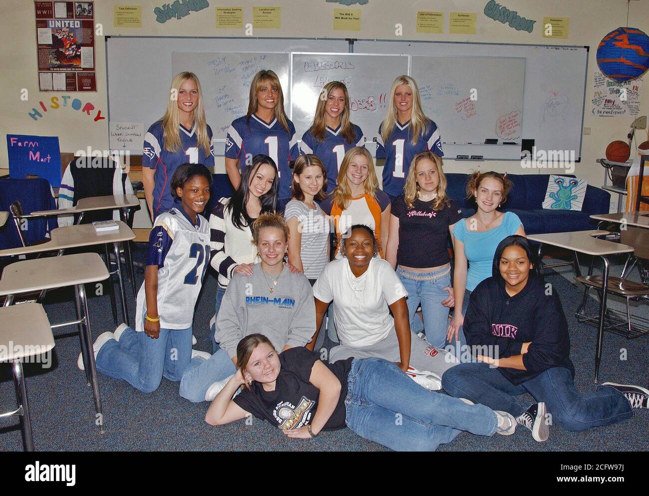Il New England Patriots Cheerleaders posano per una foto di gruppo con Incirlik High School cheerleader durante il funzionamento i migliori auguri di Buon Natale all'alta scuola su Incirlik Air Base, la Turchia, l'8 dicembre 2004. Foto Stock
