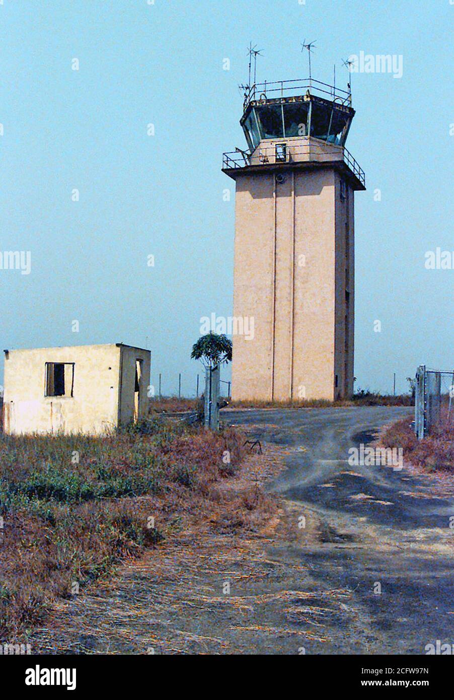 1997 garantita - sollevamento mostrato è la torre di controllo a Roberts International Airport, che si trova al di fuori di Monrovia, Liberia. Tutte le apparecchiature è stata rimossa dalla torre e la torre è stata leggermente danneggiata durante i combattimenti che hanno avuto luogo nel paese. Foto Stock