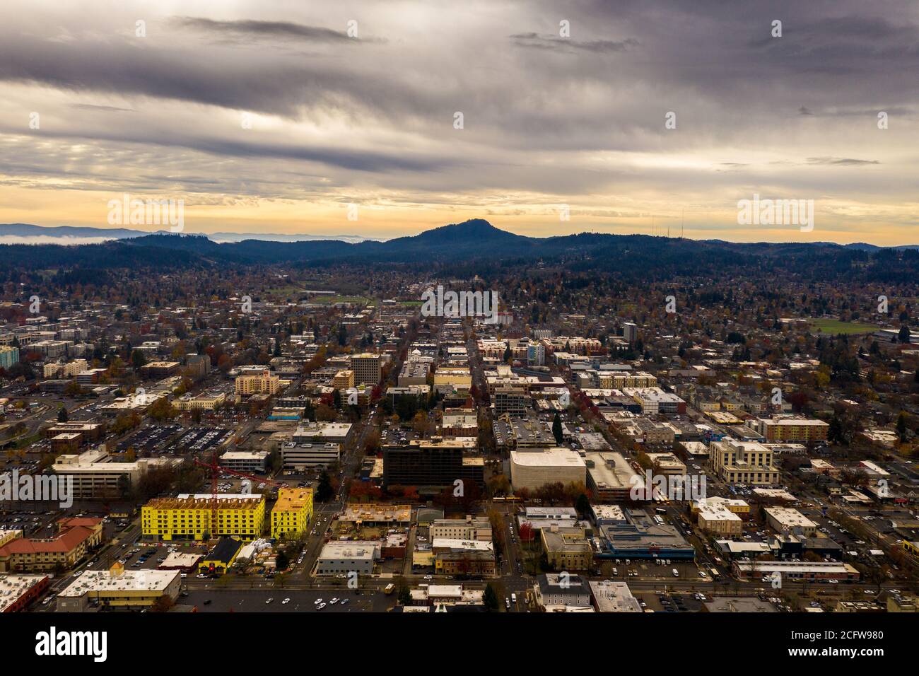 Vista elevata di Eugene, Oregon durante il giorno nuvoloso. Foto Stock