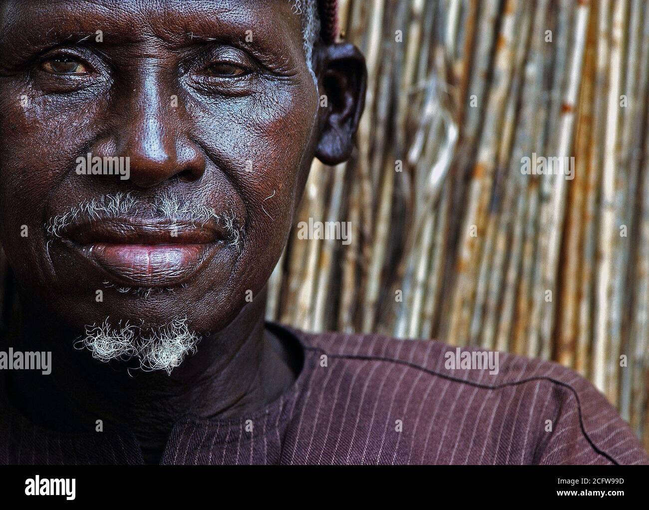 2003 - un uomo locale da un piccolo villaggio situato nella periferia di Dakar, Senegal. Fotografia scattata a sostegno della Joint Task Force della Liberia Foto Stock