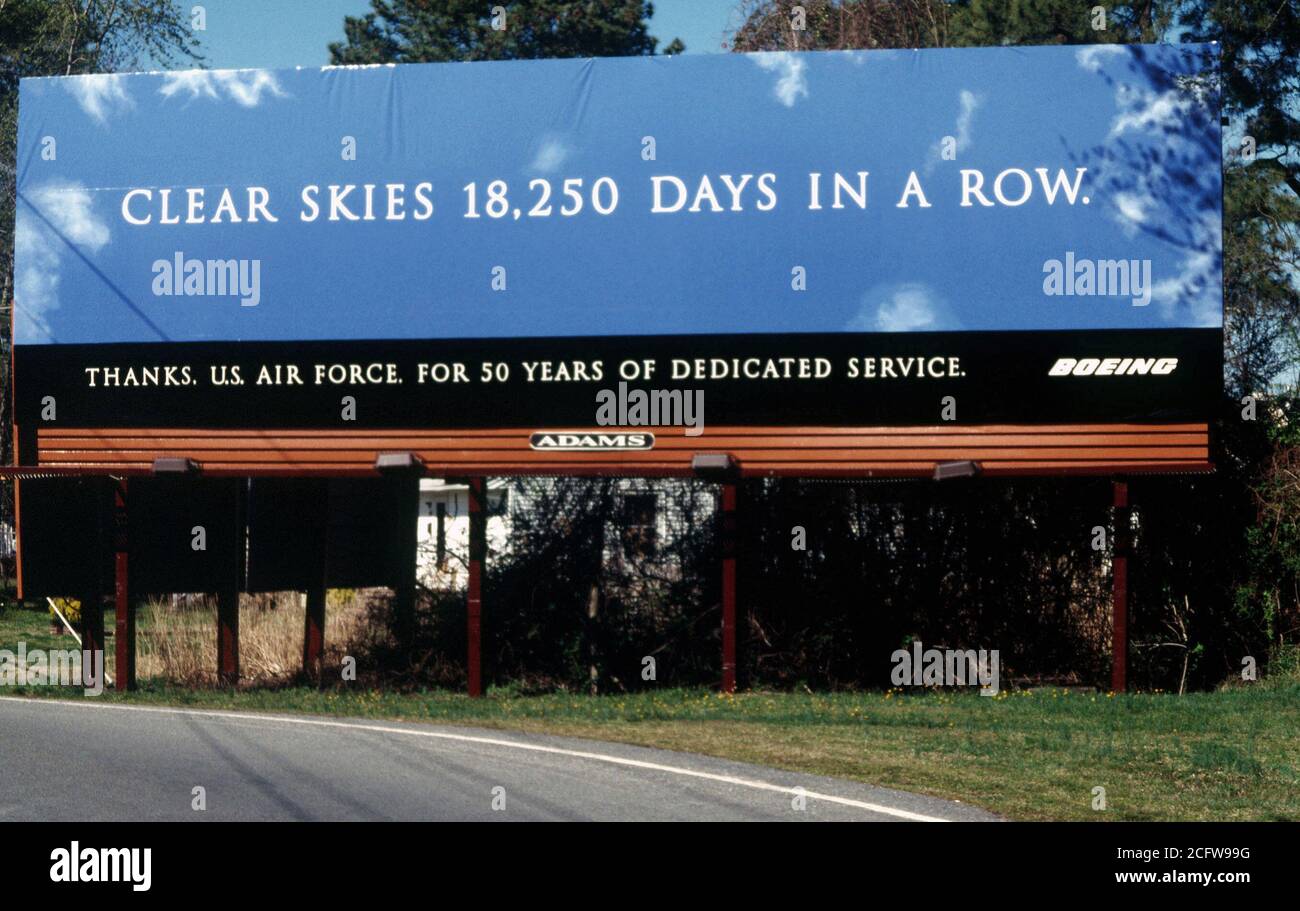 La Boeing Corporation ha acquistato un cartellone pubblicitario al di fuori del King Street Gate a Langley Air Force Base, Virginia, per esprimere il loro apprezzamento per 50 anni di servizio dedicato. Foto Stock