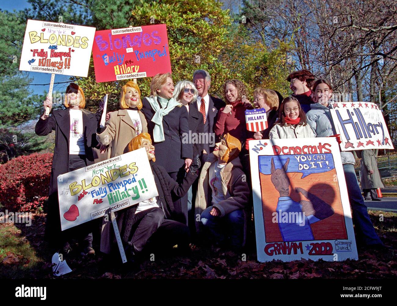 Fotografia del presidente William Jefferson Clinton, prima signora Hillary Rodham Clinton, e Chelsea Clinton che pongono in corrispondenza di una stazione di votazione in Chappaqua, New York 11/7/2000 Foto Stock