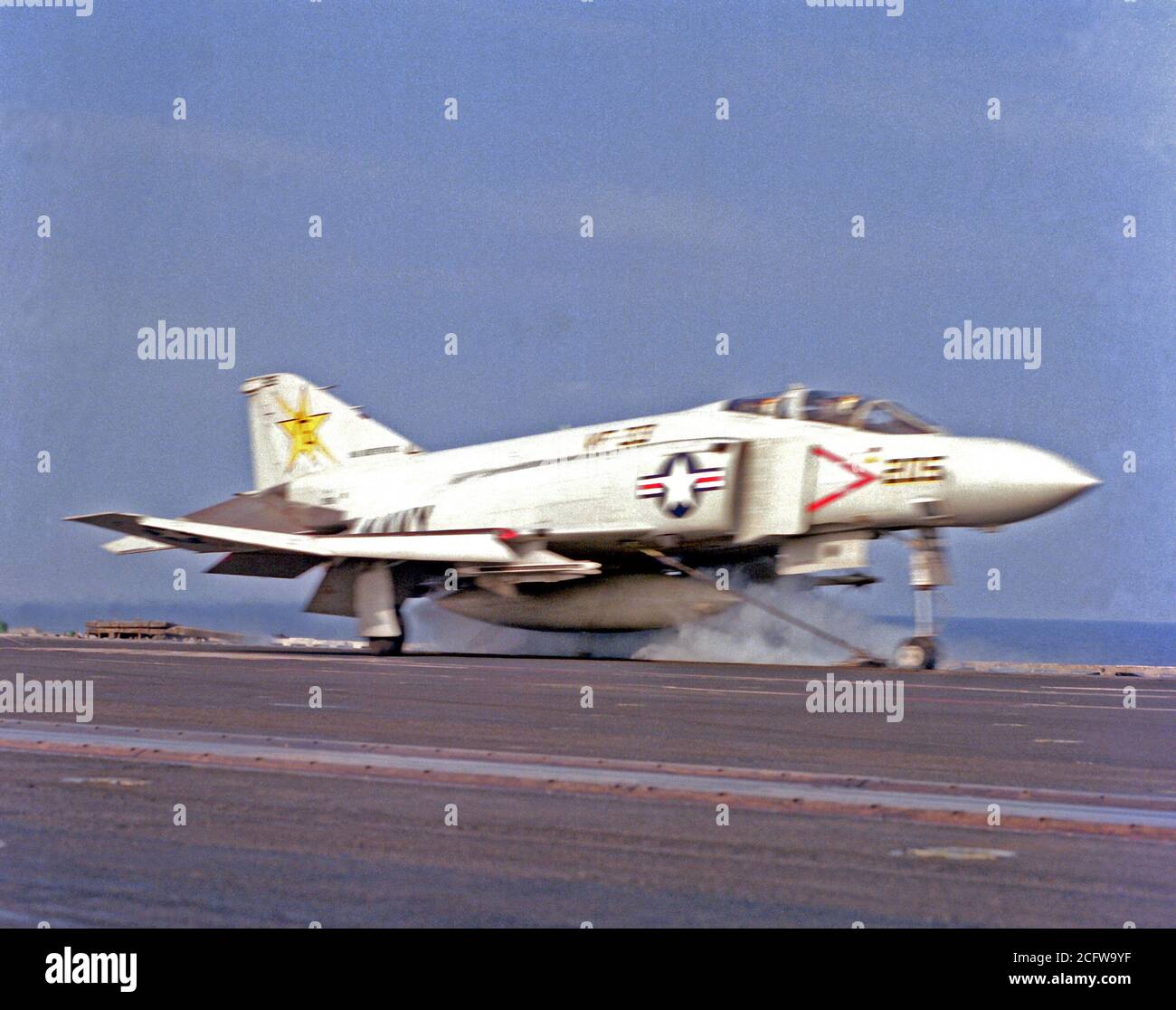 1979 - Vista anteriore destra di un F-4J Phantom II aeromobili da Fighter Squadron 33 (VF-33) appena prima del lancio dal ponte di volo della portaerei USS INDIPENDENZA (CV-62). Il velivolo è assegnato al Carrier aria Wing 7 (CVW-7). Foto Stock