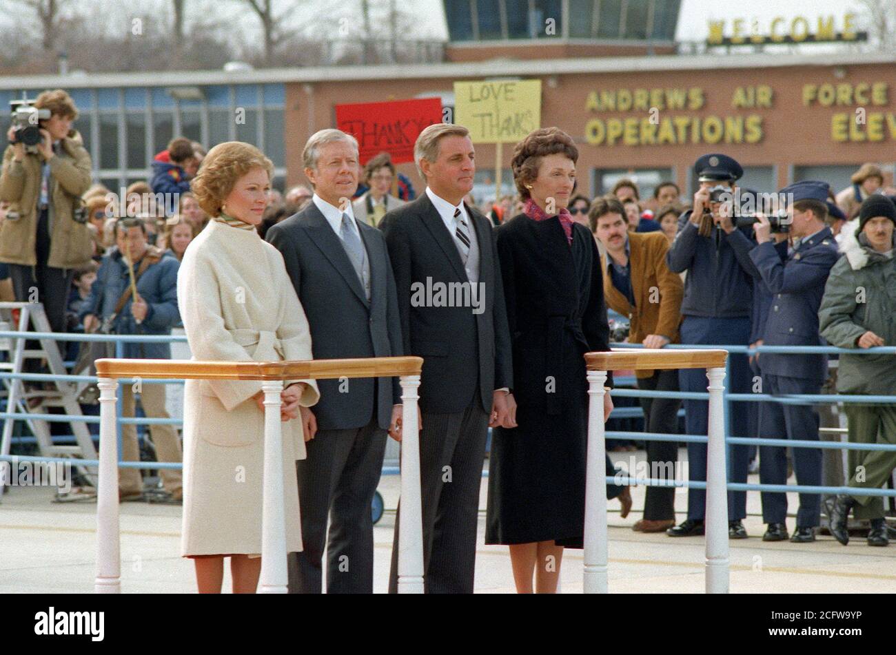 1981 - ex presidente Jimmy Carter e sua moglie Rosalynn, insieme con l'ex-vice presidente Walter Mondale e sua moglie Joan, partono Andrews Air Force Base a conclusione del Presidente Ronald Reagan cerimonia di inaugurazione. Foto Stock