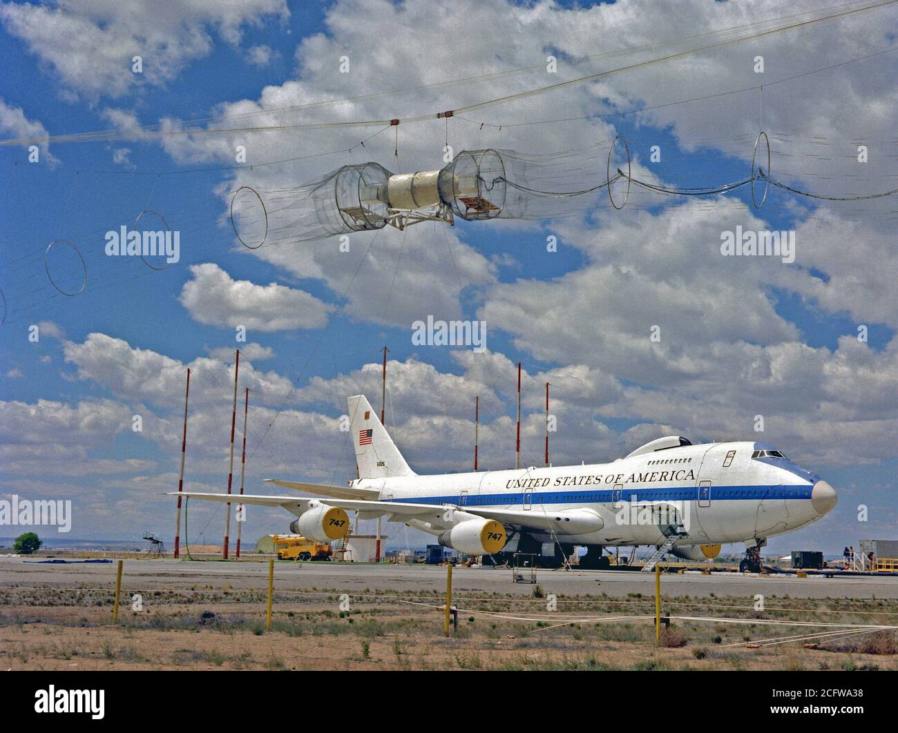 1979 - Vista anteriore destra di un'e-4 advanced airborne command post (AABNCP) sull'impulso elettromagnetico (EMP) simulatore per il test. Foto Stock