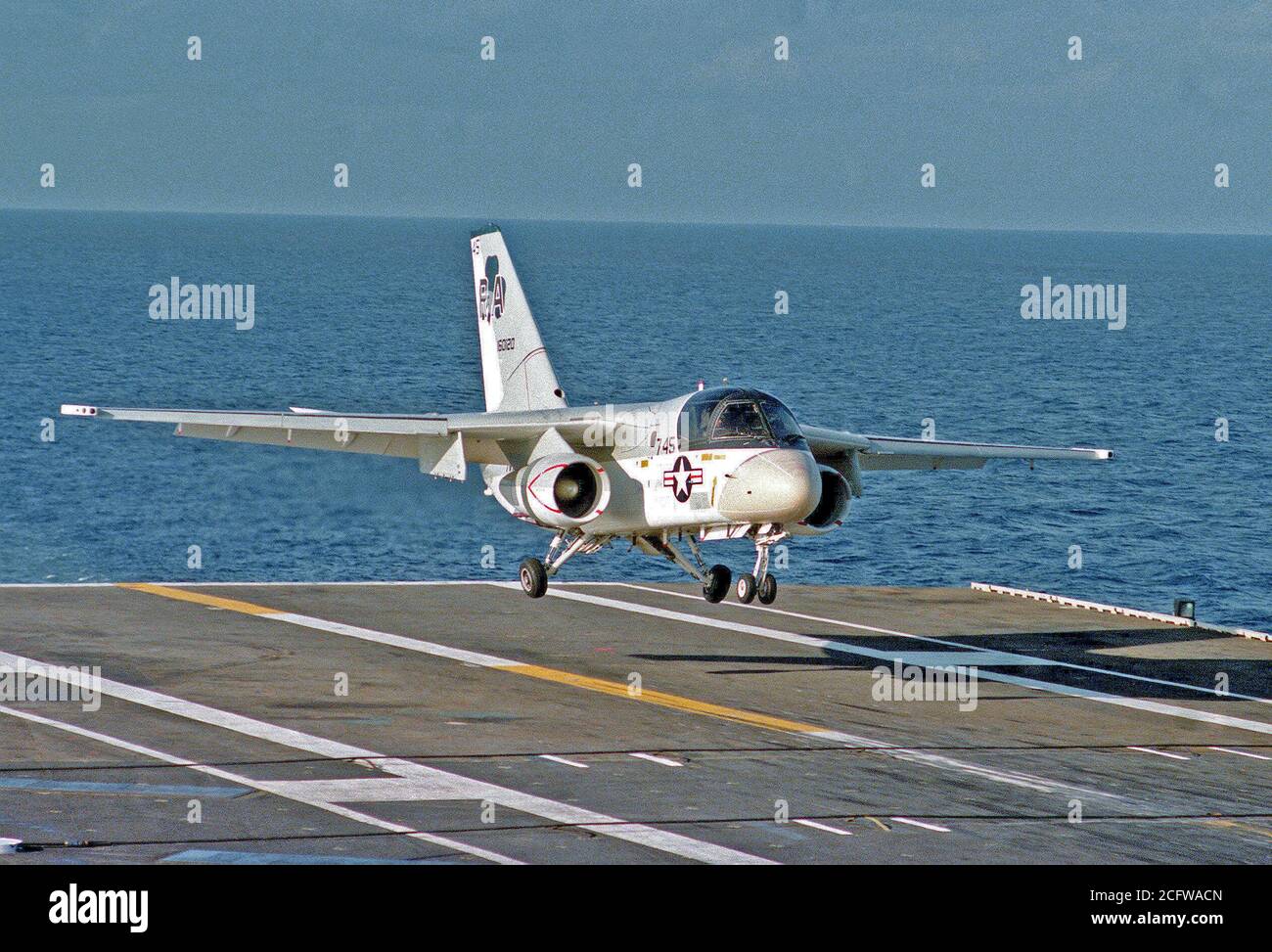 1979 - Vista anteriore destra di S-3 Viking aerei di atterraggio sul ponte di volo della portaerei USS INDIPENDENZA (CV-62). Foto Stock
