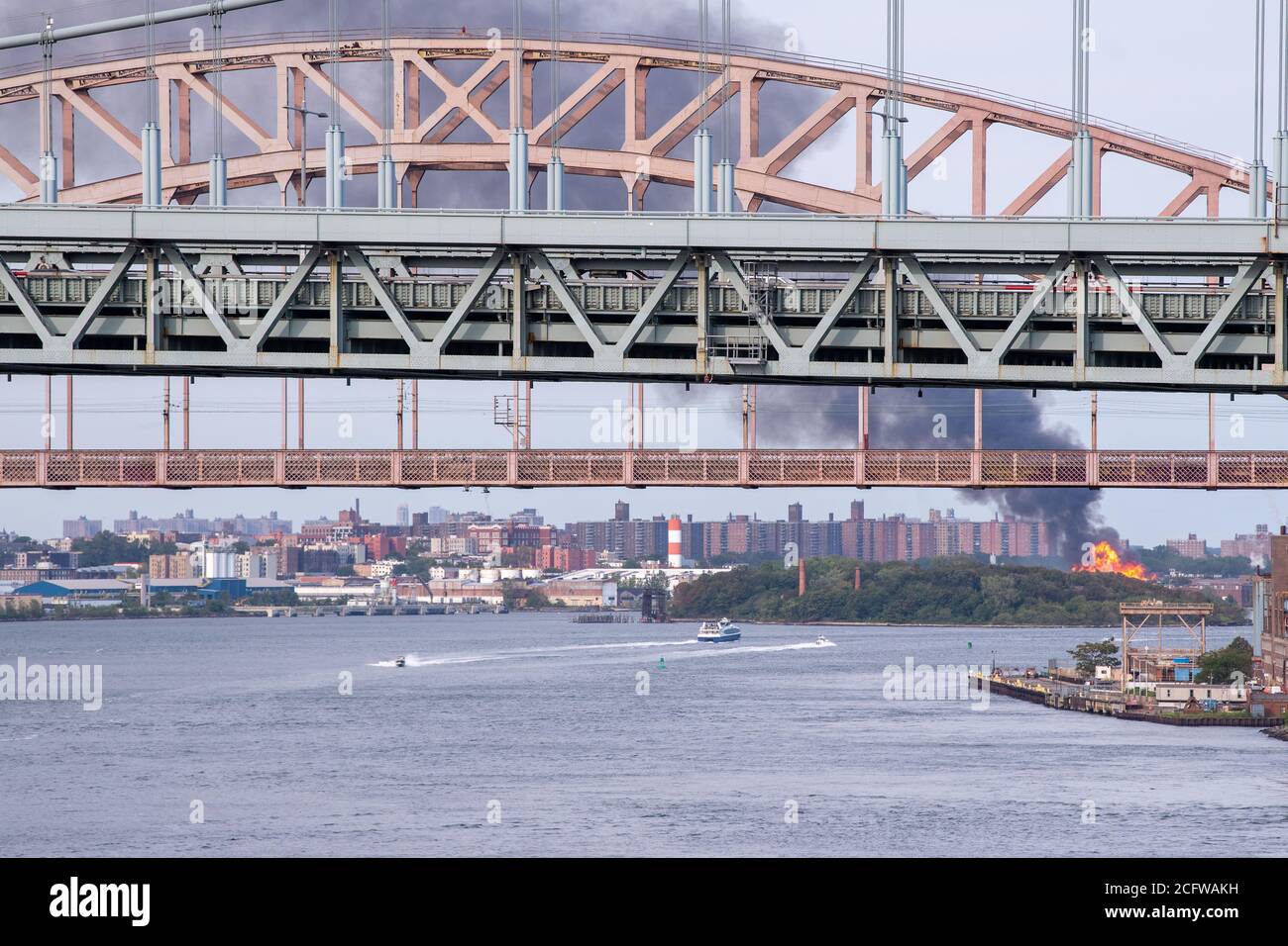 NEW YORK, NY – 07 SETTEMBRE 2020: I vigili del fuoco della FDNY combattono contro un incendio a quattro allarmi nel cantiere navale di Hunts Point, quartiere del Bronx. Foto Stock