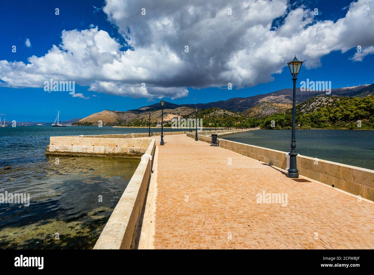 Vista del Ponte De Bosset nella città di Argostoli sull'isola di Cefalonia. Ponte de Bosset sul lago di Argostoli, Cefalonia. Obelisco e il de Bosset br Foto Stock