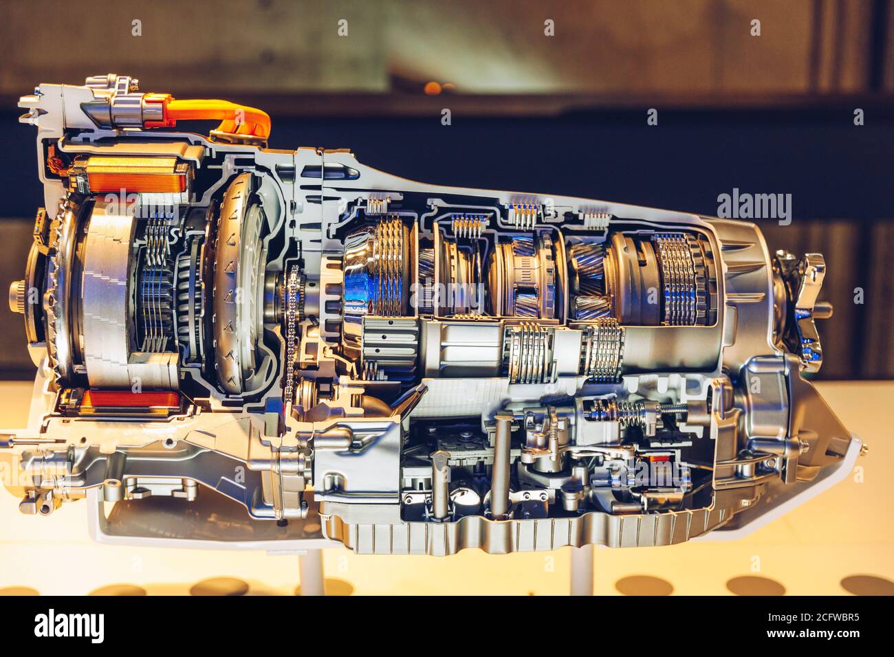 Potente motore di un'auto. Design interno del motore. Parte del motore dell'auto. Motore per auto potente e moderno. Concetto di motore di automobile moderno isolato. Foto Stock