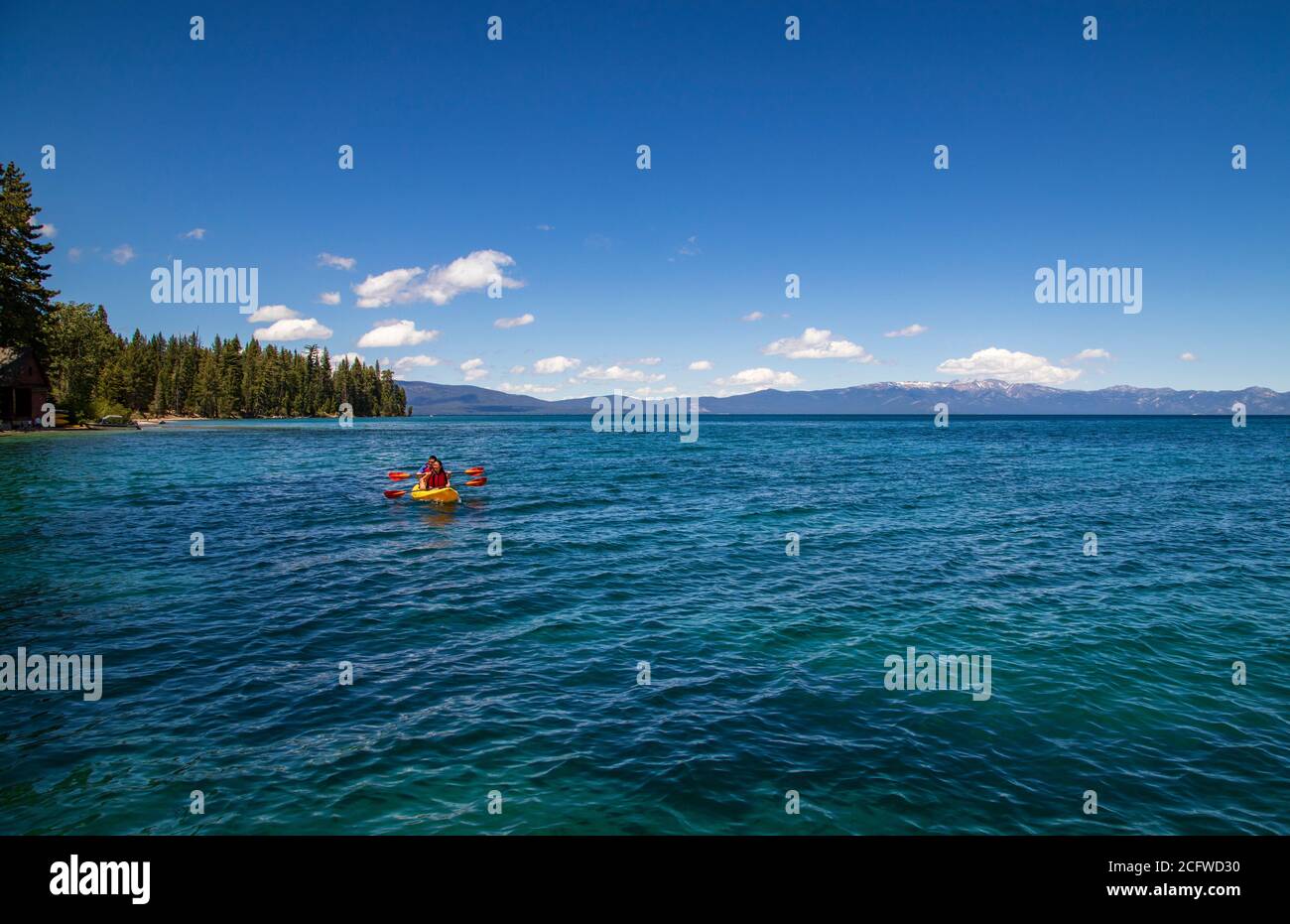 Due kayak che si godono una giornata di sole sul lago Tahoe al Sugarpine state Park, belle sfumature di acqua blu e verde, leggere ondate di vento, boathouse, Foto Stock