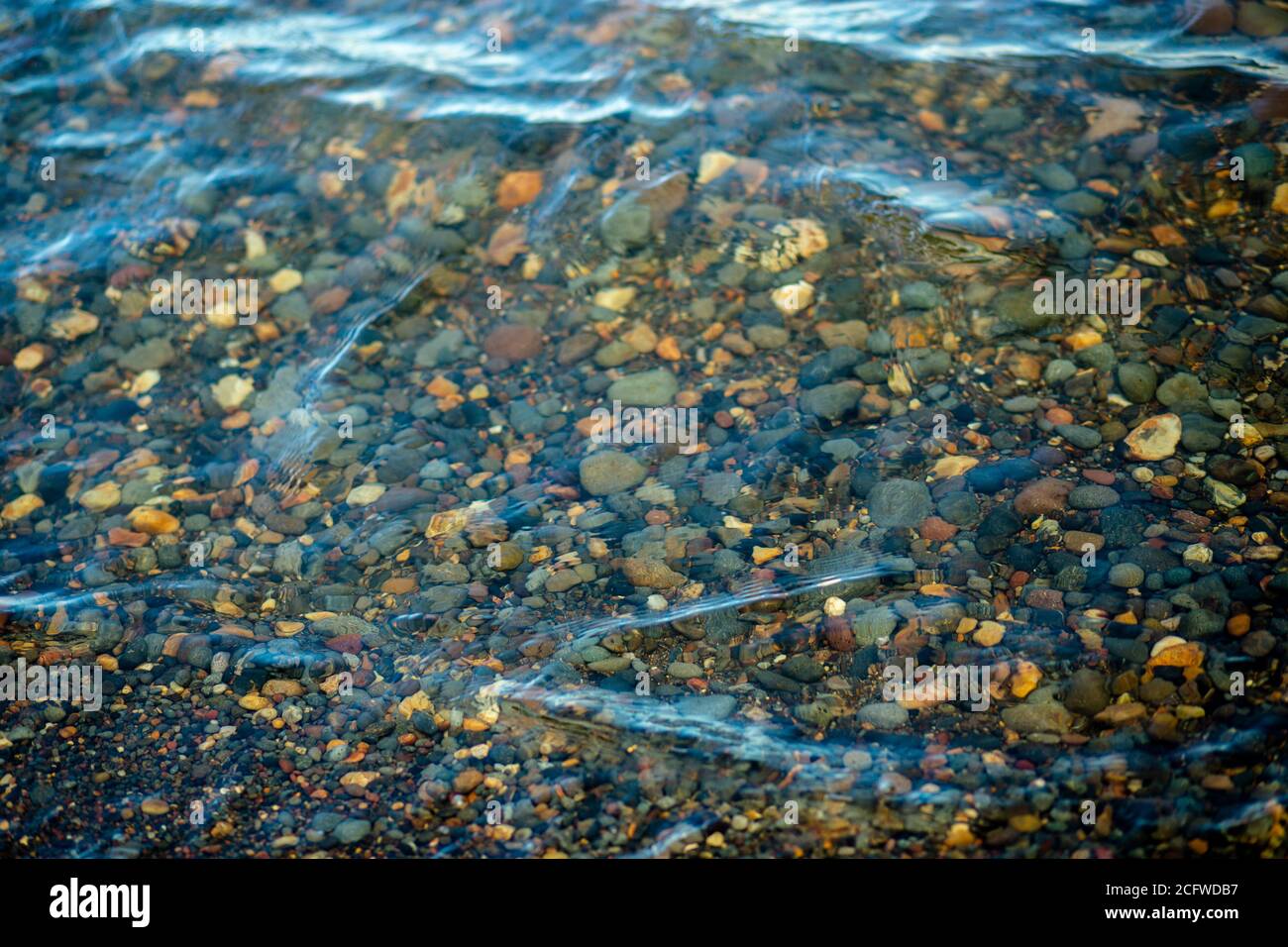 Lago Tahoe, acqua limpida increspata su colorato letto di ciottoli di roccia Foto Stock