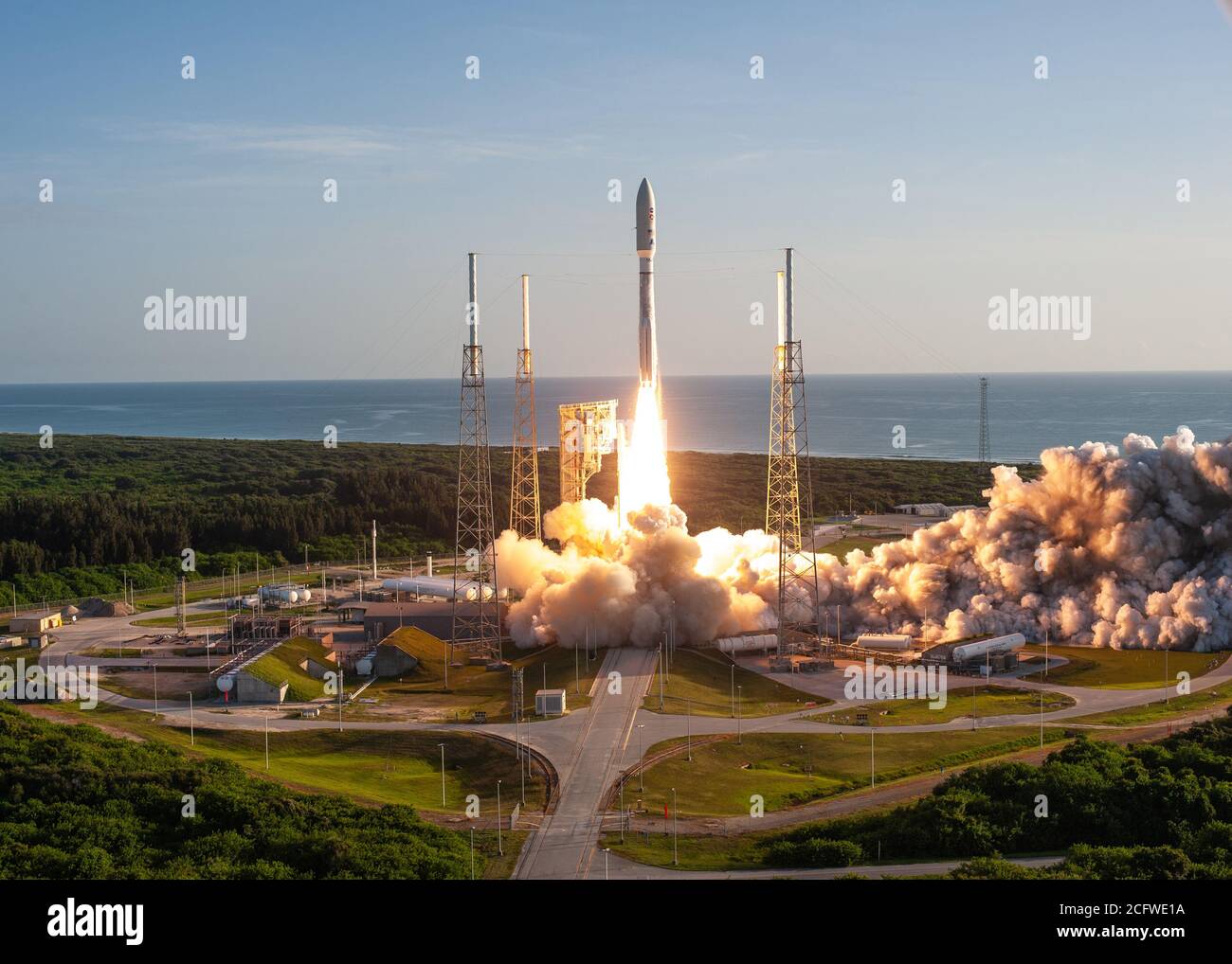 CAPE CANVERAL, FL, USA - 30 luglio 2020 - con il cielo blu come sfondo, un razzo United Launch Alliance Atlas V 541 si solleva dal complesso di lancio spaziale 4 Foto Stock