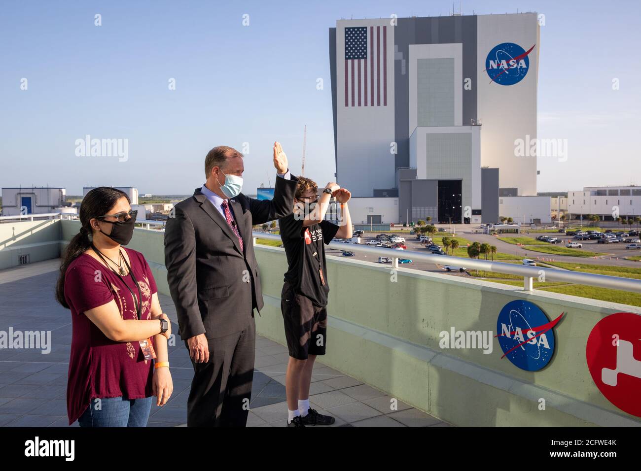 CAPO CANVERAL, FL, USA - 30 luglio 2020 - Amministratore della NASA Jim Bridenstine, centro, guarda Marte 2020 lancio sulla piattaforma di osservazione delle operazioni Foto Stock