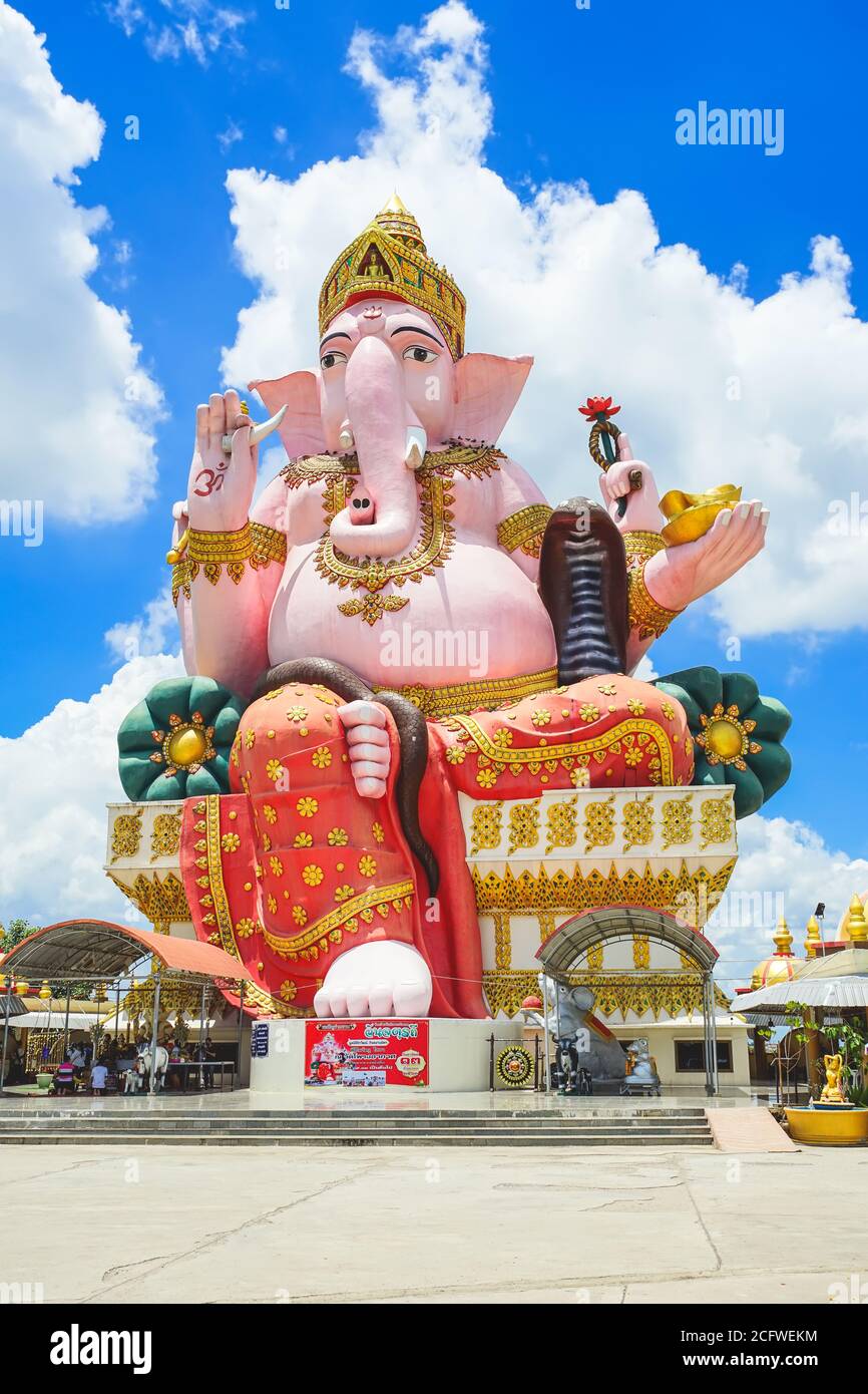 Chachoengsao, Thailandia - 27 luglio 2020: Bella scena della statua di Ganesha. Questa famosa statua si trova nel tempio di Wat Phrong Akat, quartiere Bang Nam Priao, C. Foto Stock