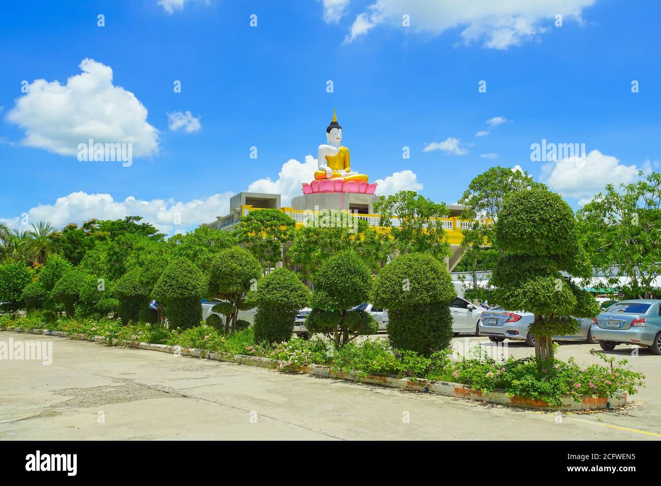 Chachoengsao, Thailandia - 27 luglio 2020: Bella scena nel tempio di Wat Phrong Akat. Questo famoso tempio si trova nel quartiere di Bang Nam Priao, Chachoengsao Prov Foto Stock